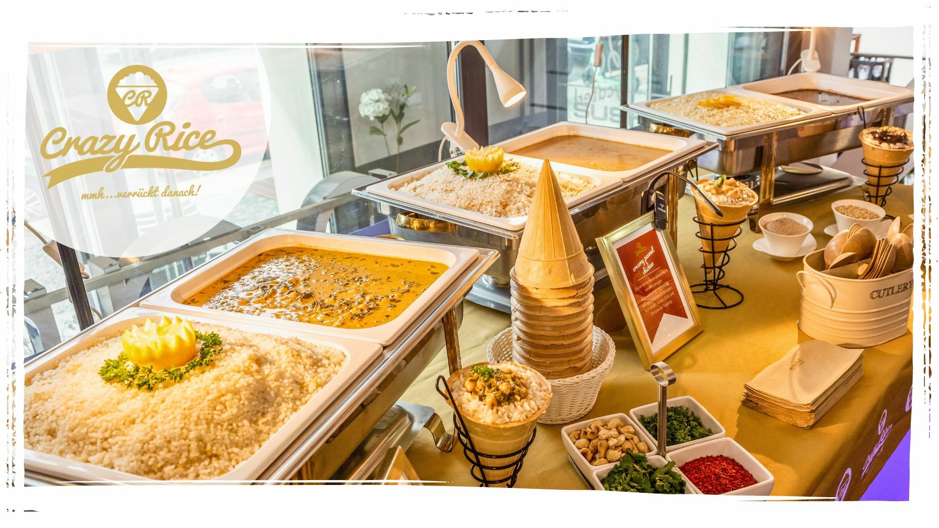 Das einzigartige Crazy Rice Buffet aus Leipzig Ein liebevoll angerichtetes Crazy Rice Buffet in Leipzig mit kreativen internationalen Reisgerichten, stilvoll präsentiert auf nachhaltigem Geschirr.